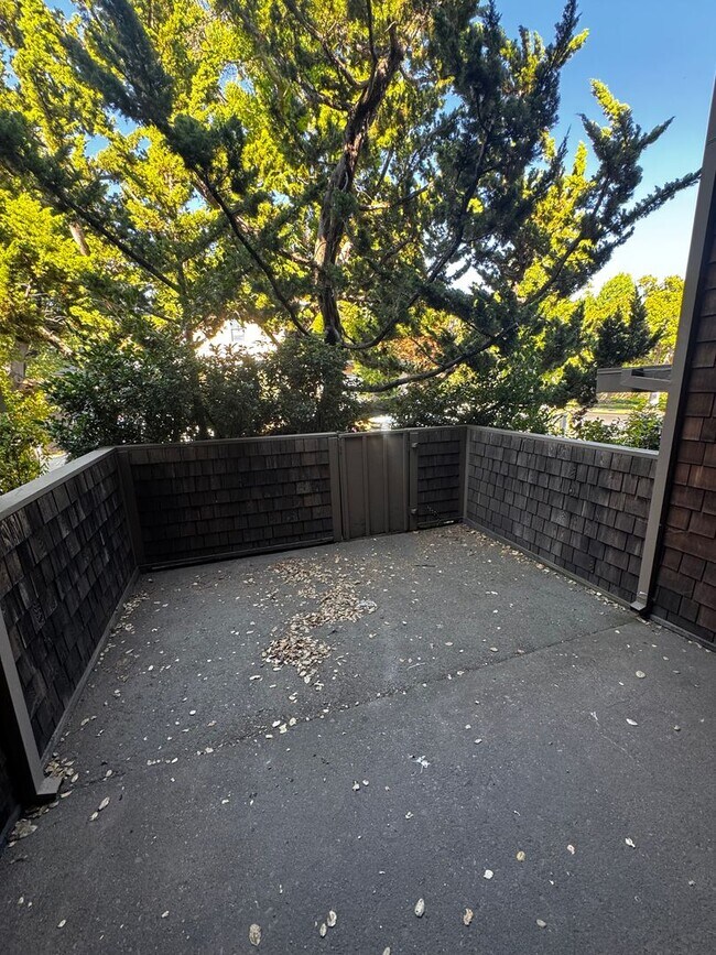 Building Photo - Gorgeous Updated 3-Bedroom Townhome in Pri...