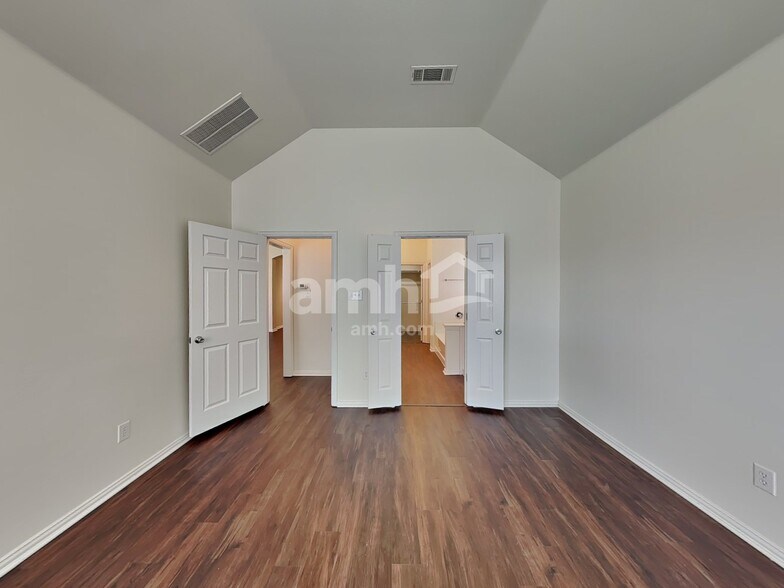 Building Photo - 313 Hawthorn Dr