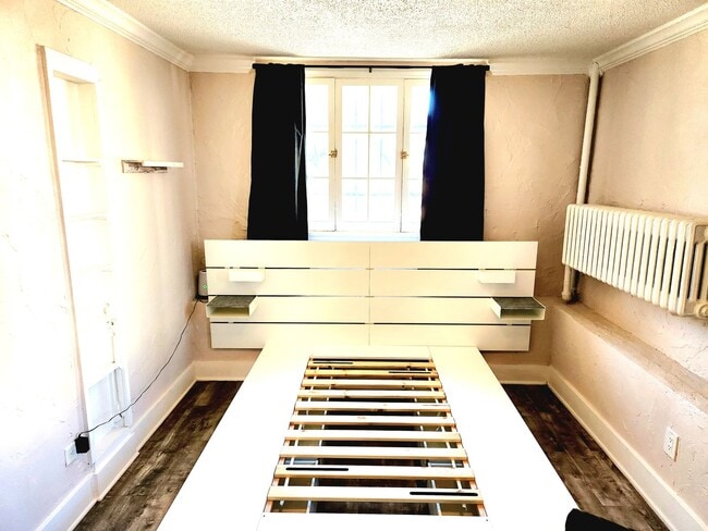 Building Photo - LOCATION LOCATION!!  Remodeled- studio in the heart of Capitol Hill.  $1000 off 1st months' rent!