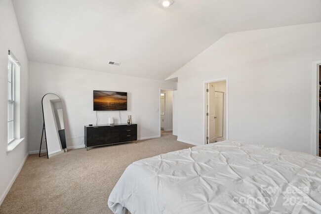 Building Photo - 136 Sequoia Frst Dr