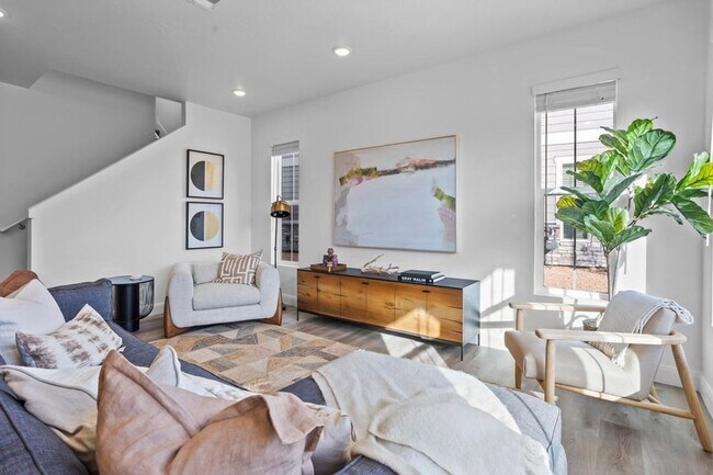 Building Photo - Lagoon Living! 3 Bedroom Townhome with Res...