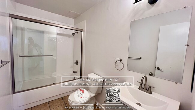 Building Photo - 2 bedroom in convenient location includes ...