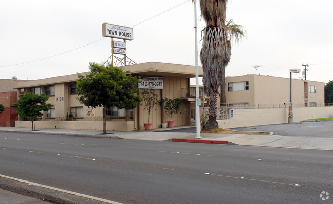 Primary Photo - Los Angeles Town House