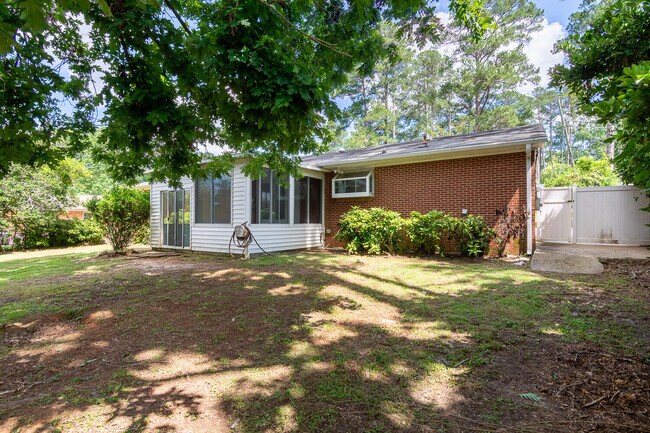 Building Photo - 3003 Stratford Dr