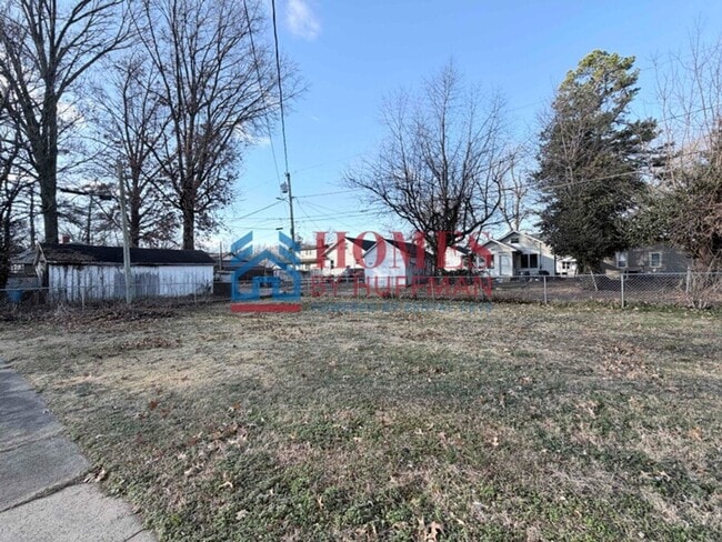 Building Photo - Three Bedroom House | Large Backyard