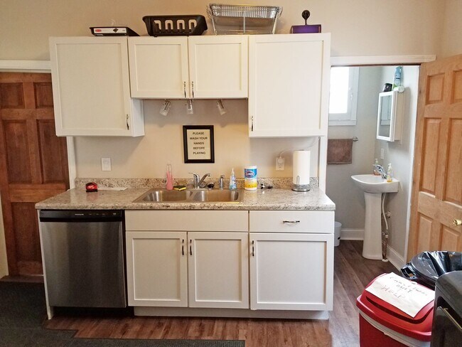 Building Photo - South Side 3 Bedroom House