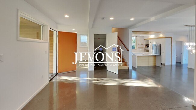 Building Photo - 5BR/4.5BA House in Seattle -- Available Now!