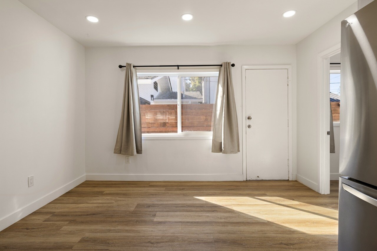 Building Photo - 715 Sunset Ave