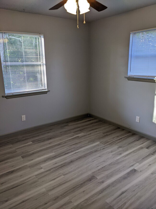 Building Photo - 402 Hickory St