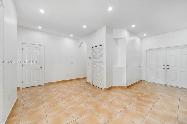 Building Photo - 1205 SE 7th Ct