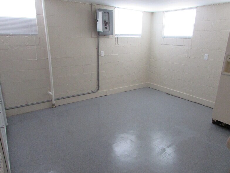 Building Photo - 2284 Hiawatha Park Dr