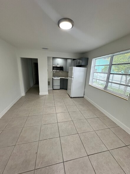 Building Photo - 2550 SW 9th St