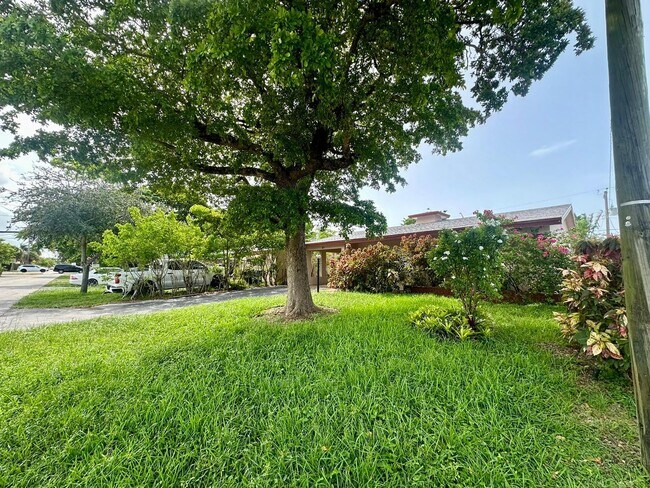 Building Photo - Easy Coastal Living Just Minutes from Downtown!