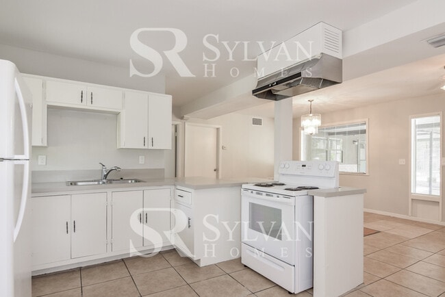 Building Photo - Discover Your Sunshine Oasis