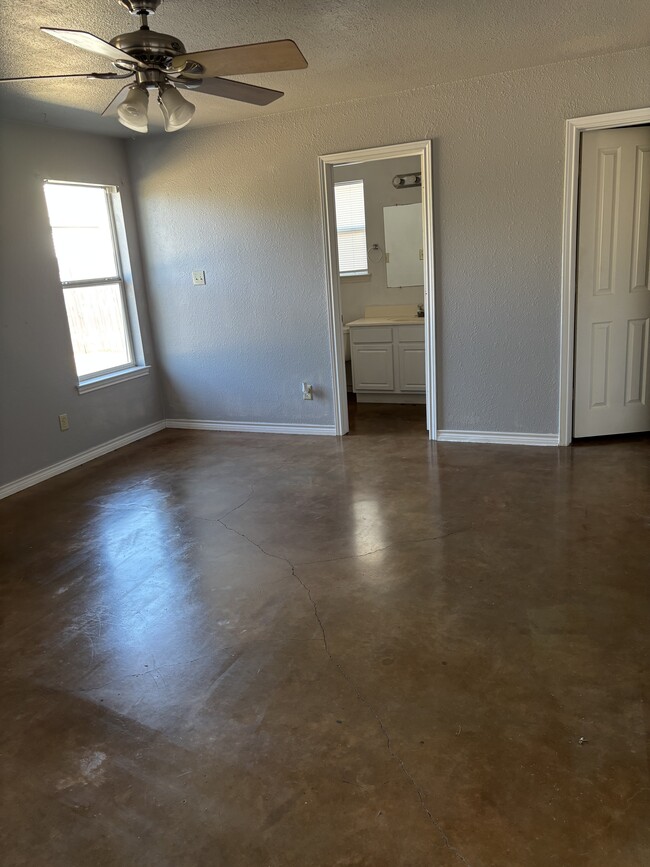 Building Photo - 1115 Oakridge Dr