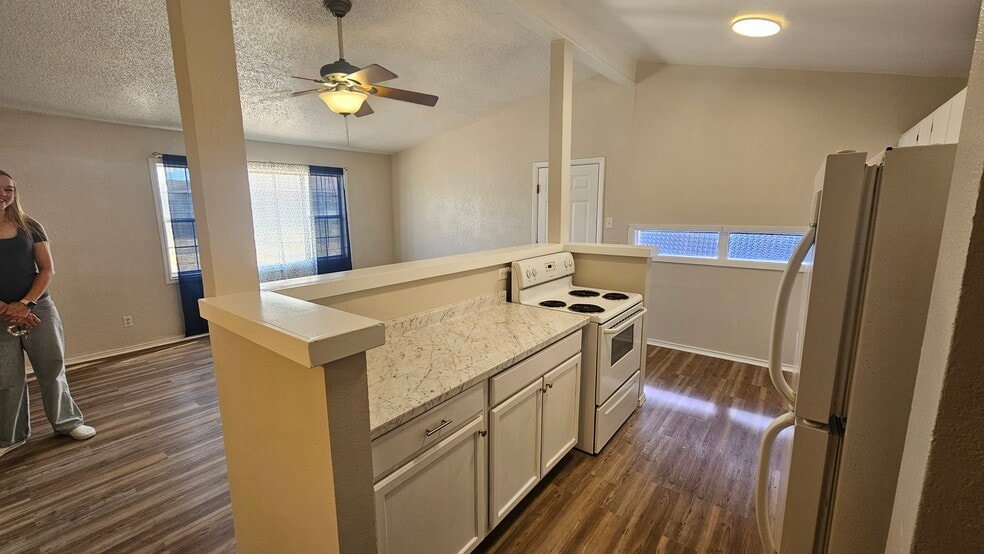 Building Photo - 1006 S Plains Park Dr