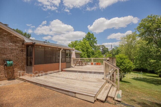 Building Photo - 7664 Northfield Dr