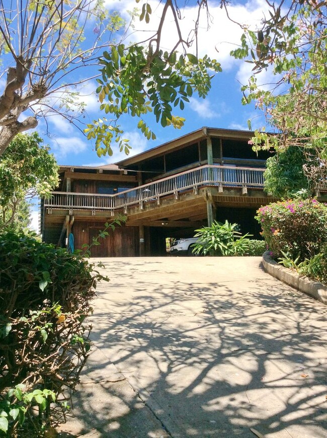 Building Photo - Very private, gated, mostly furnished Maui...