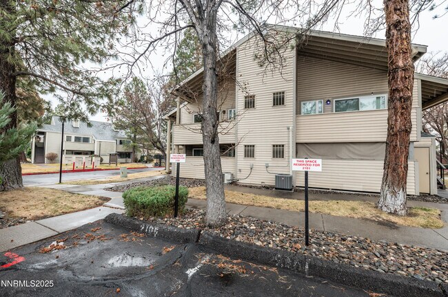 Building Photo - 2101 Roundhouse Rd