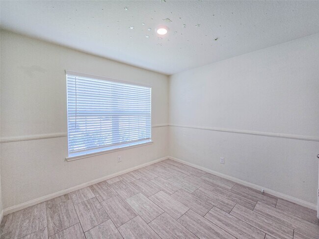 Building Photo - 332 Lone Mountain Dr