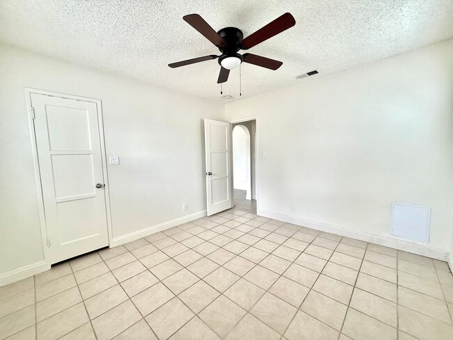 Building Photo - 9666 Laurel Ave