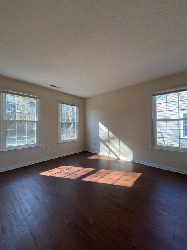 Building Photo - 2119 Rolling Ridge Dr