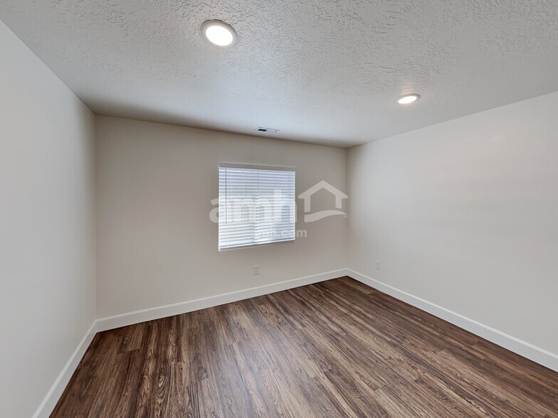 Building Photo - 2184 E Silverado Ln