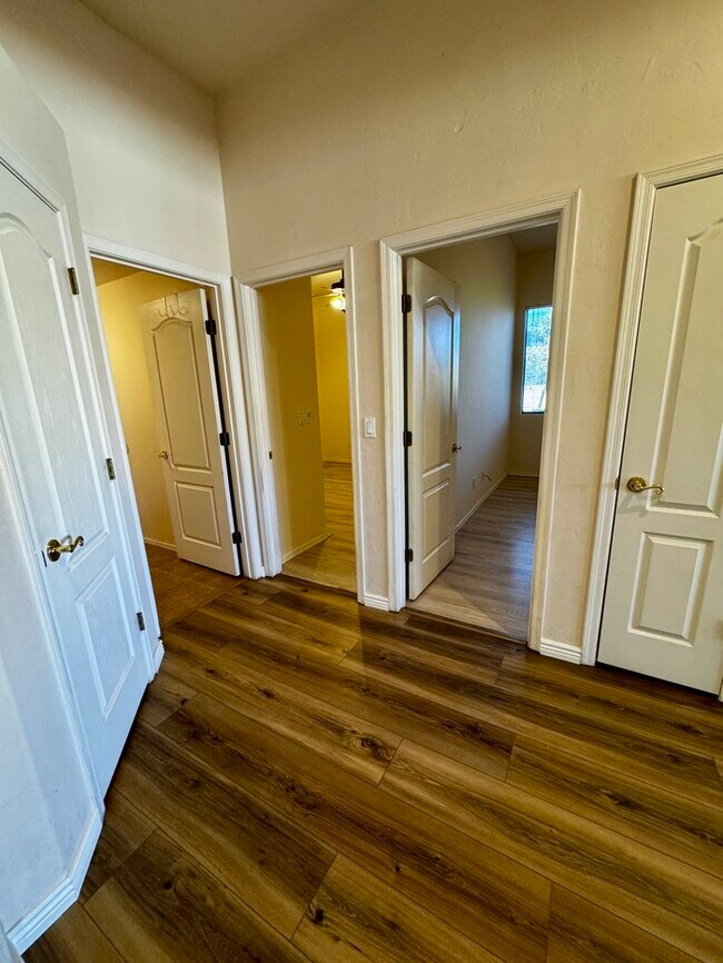 Building Photo - FOR RENT