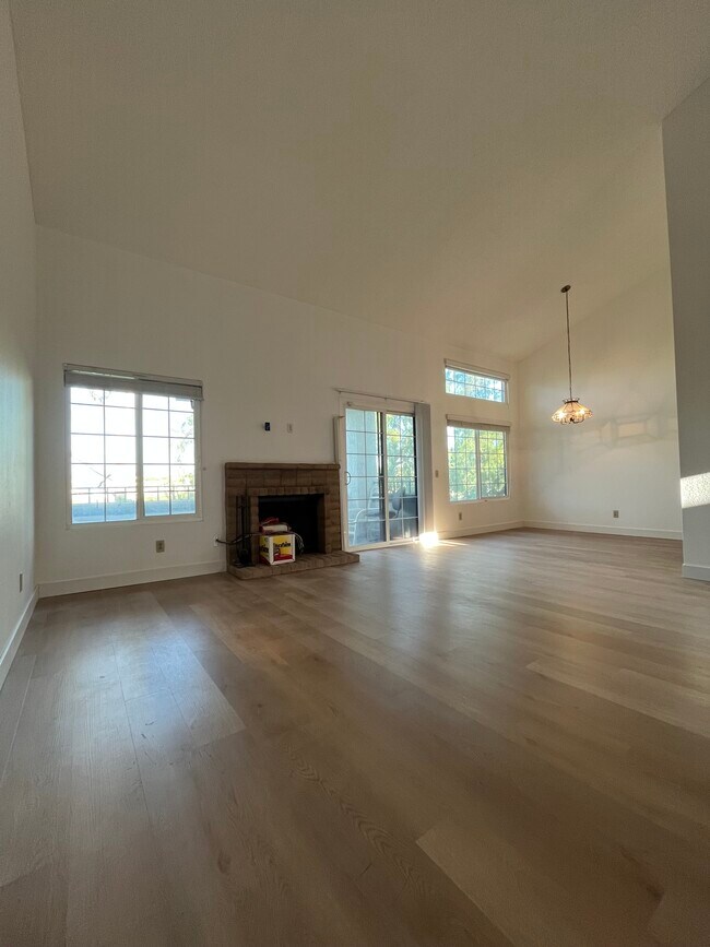 Building Photo - 1550 Apache Dr