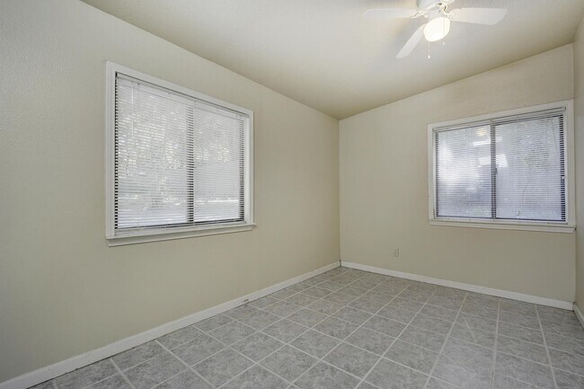 Building Photo - 4405 Barrow Ave
