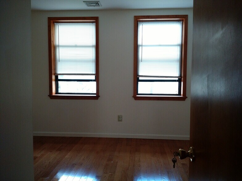 Building Photo - 1229 Wood St