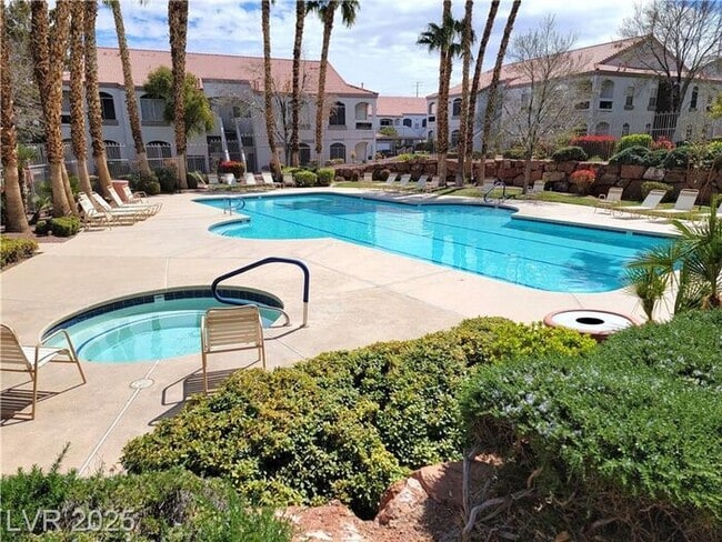 Building Photo - MISSION RIDGE SECOND-FLOOR CONDO!!