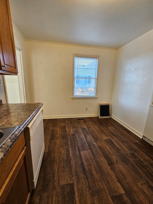 Building Photo - Adorable Three Bedroom One Bath House In T...