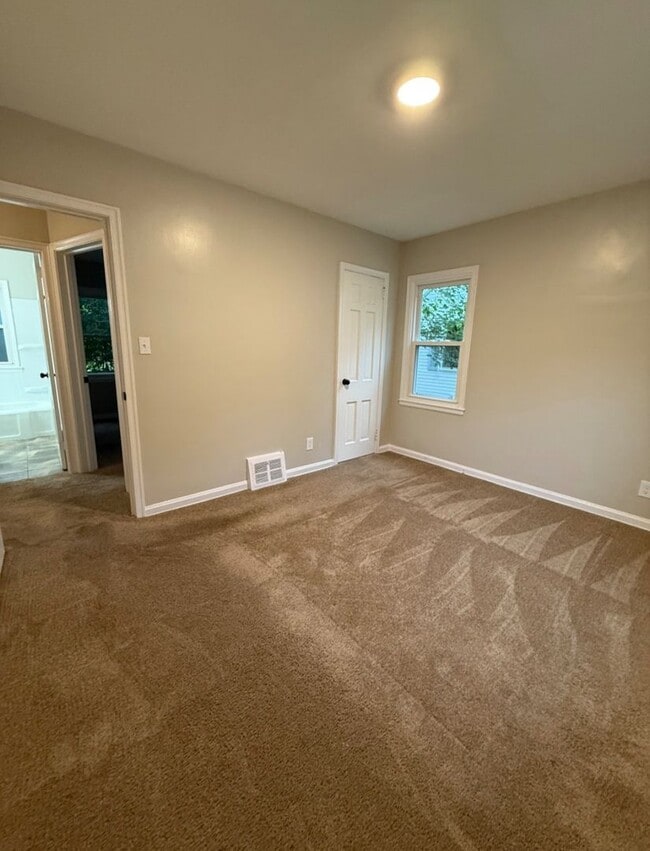 Building Photo - 3 Bed - 1 Bath House Available in Akron, Ohio