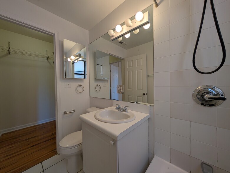 Building Photo - 912 W Dakin St