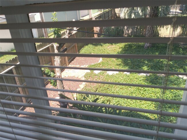 Building Photo - 2924 1/2 Bernardo De Galvez Ave