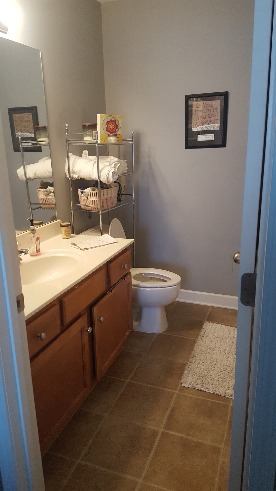 Bedroom #1 en suite Bath - 2015B Beech Avenue