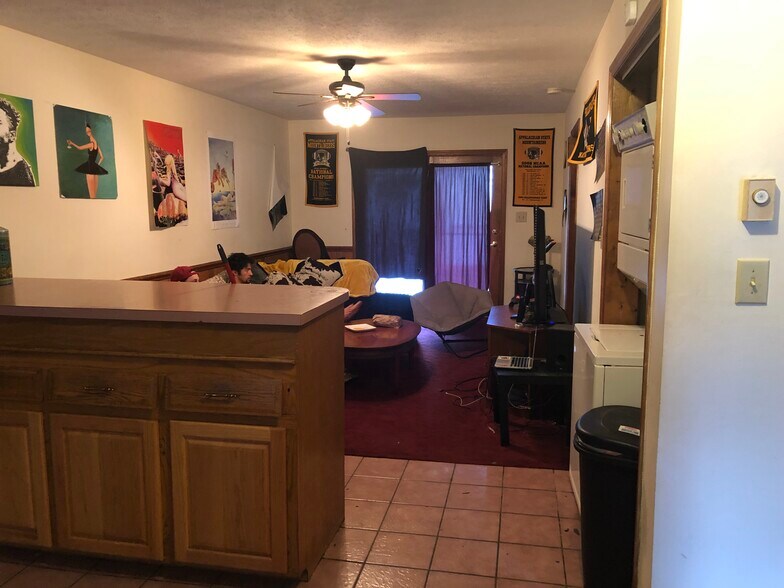 Building Photo - 279 Oak St