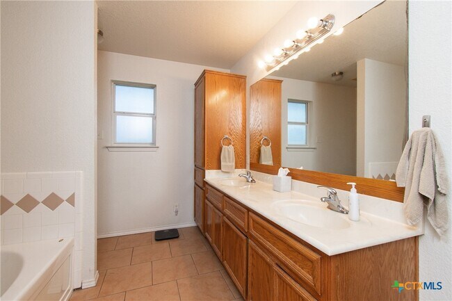 Building Photo - 4310 Neta Dr