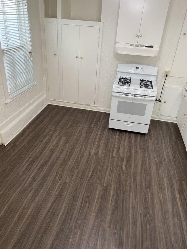 Building Photo - 1 BR, 1 Bath, 690 sq. ft. Victorian Unit - Close to Ferry Terminal