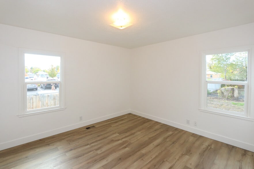 Building Photo - 1058 S Roberta St