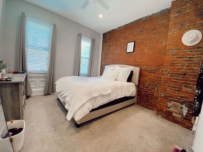 Building Photo - 1528 Bainbridge St