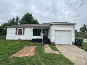 Building Photo - 2 bed 1 bath available just in Time for th...