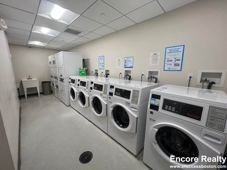 Building Photo - 601 Albany St