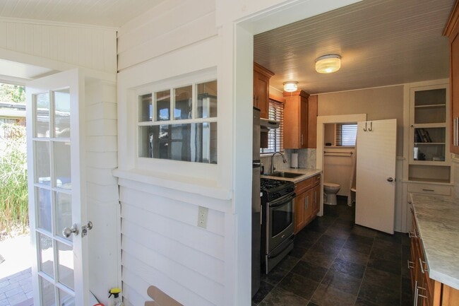 Building Photo - Charming 1 bedroom, 1 bathroom home