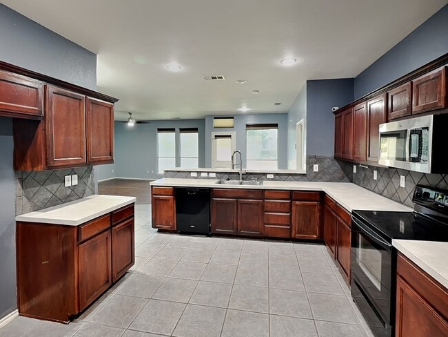 Building Photo - READY FOR MOVE IN NOW!
