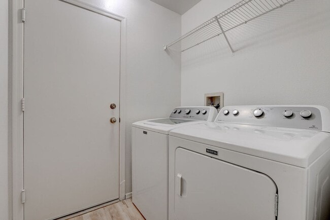 Building Photo - Beautiful 2 Bedroom Home Backing to Greenbelt