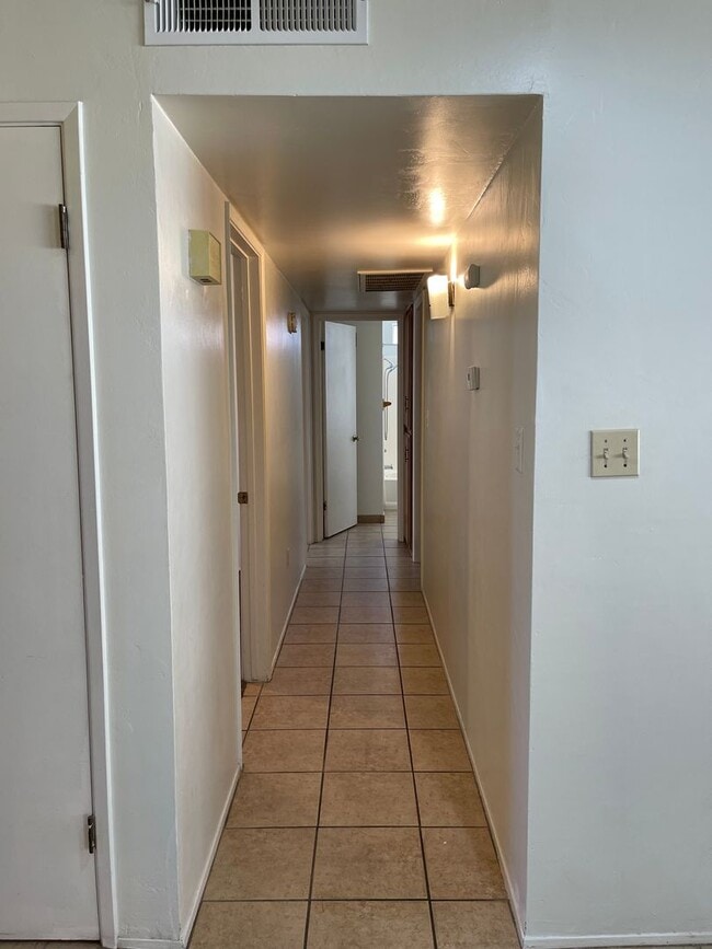 Building Photo - Large 3 Bedroom, 2 Bath Home on NE