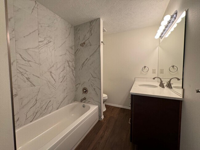 Building Photo - Delightful 2 Bed, 2 Bath Duplex near River...