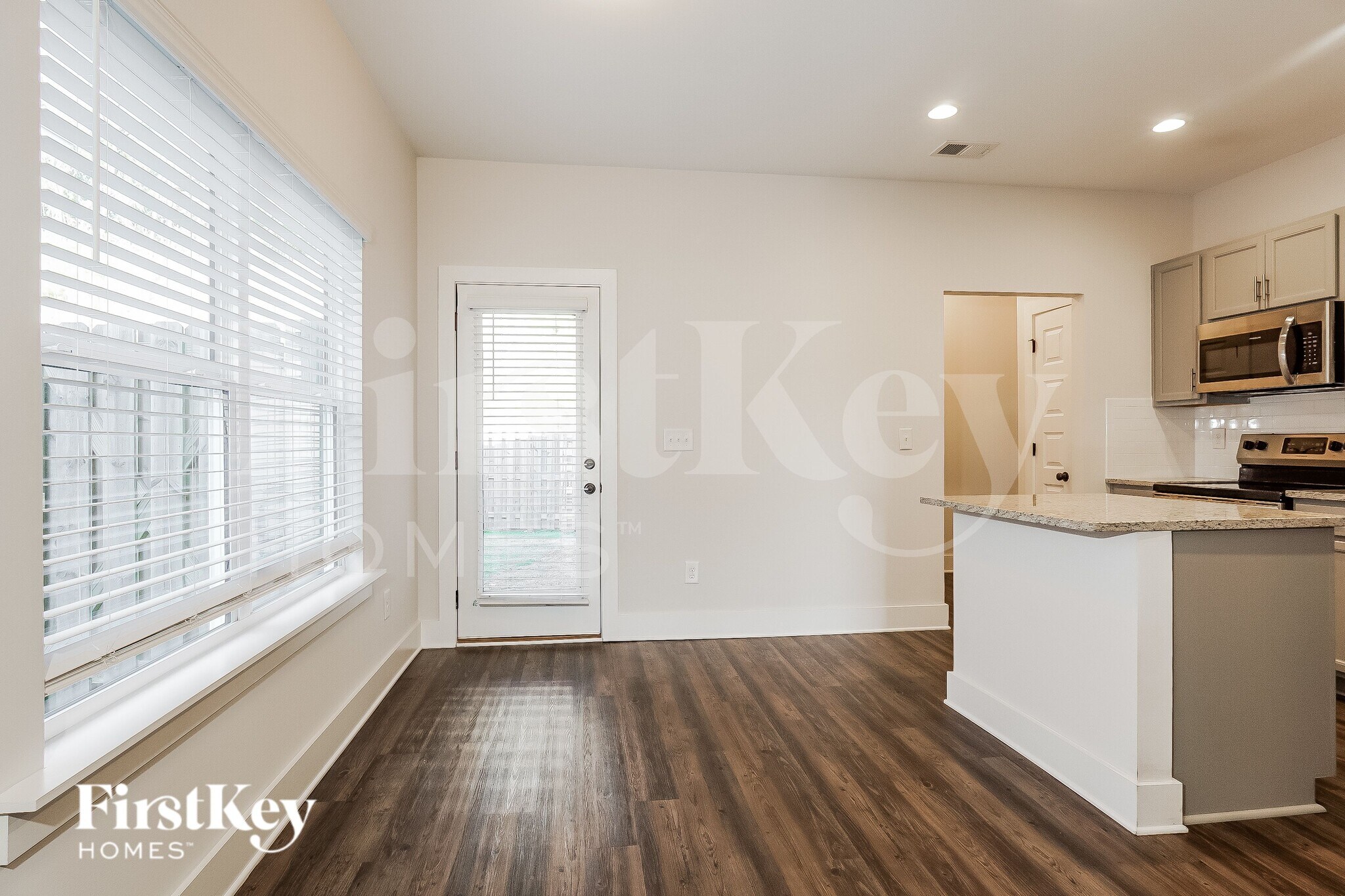 Building Photo - 2807 Village Ln